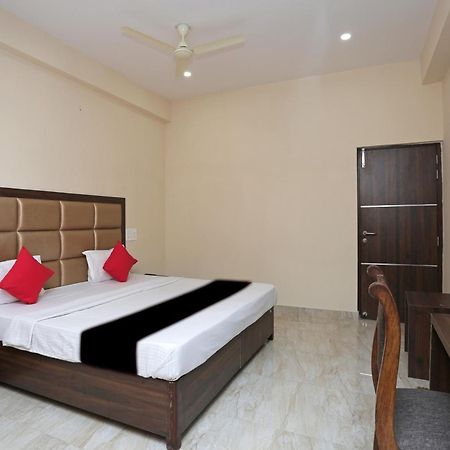 Capital O 37423 Golden Leaf Hotel Dehradun Bagian luar foto