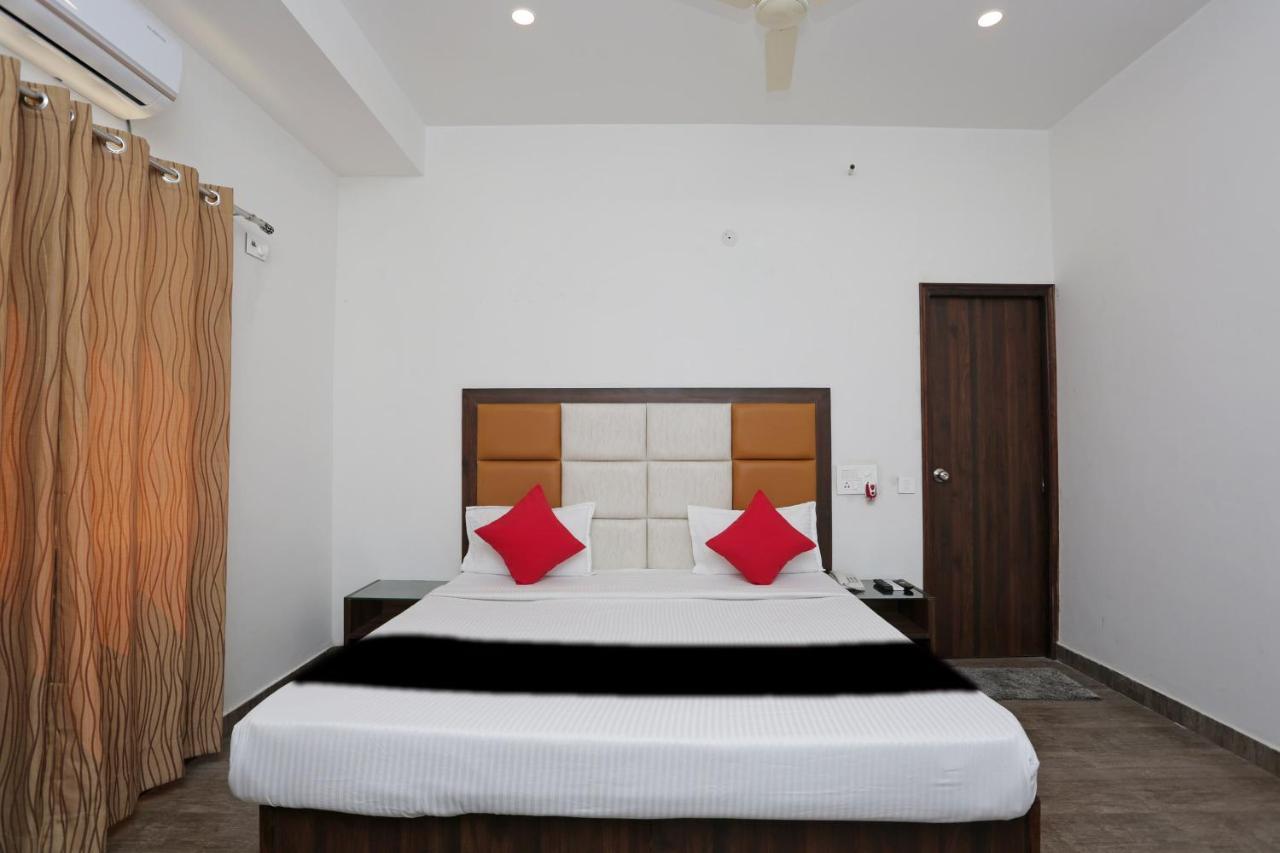 Capital O 37423 Golden Leaf Hotel Dehradun Bagian luar foto