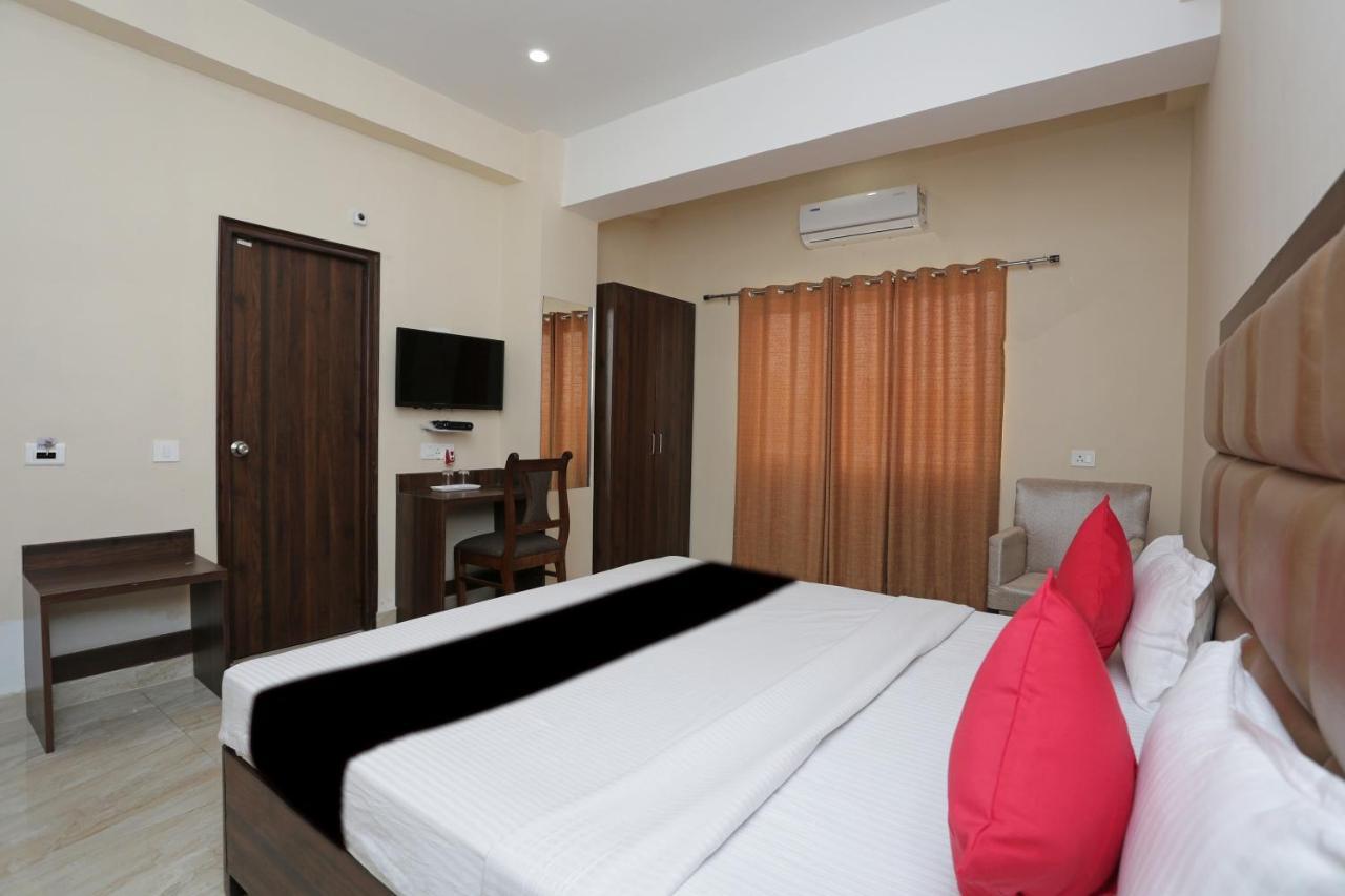 Capital O 37423 Golden Leaf Hotel Dehradun Bagian luar foto