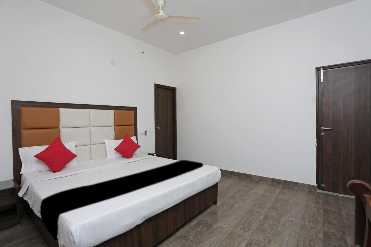 Capital O 37423 Golden Leaf Hotel Dehradun Bagian luar foto