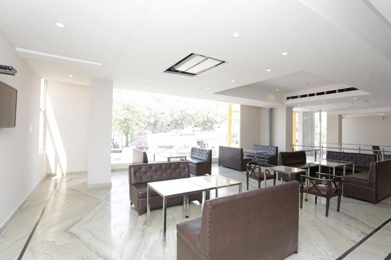 Capital O 37423 Golden Leaf Hotel Dehradun Bagian luar foto