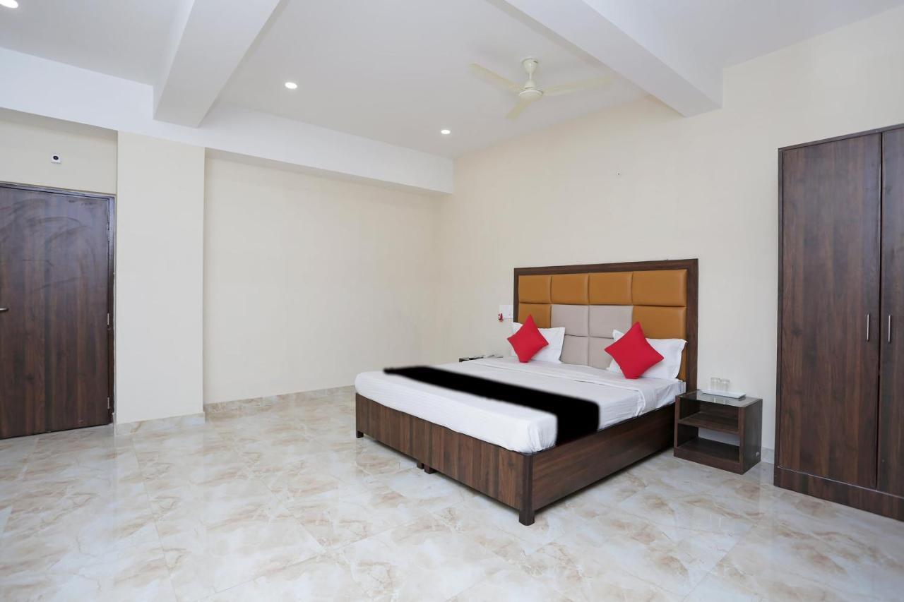Capital O 37423 Golden Leaf Hotel Dehradun Bagian luar foto