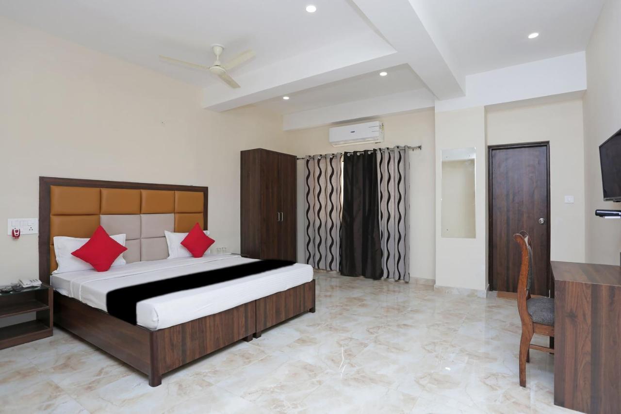 Capital O 37423 Golden Leaf Hotel Dehradun Bagian luar foto