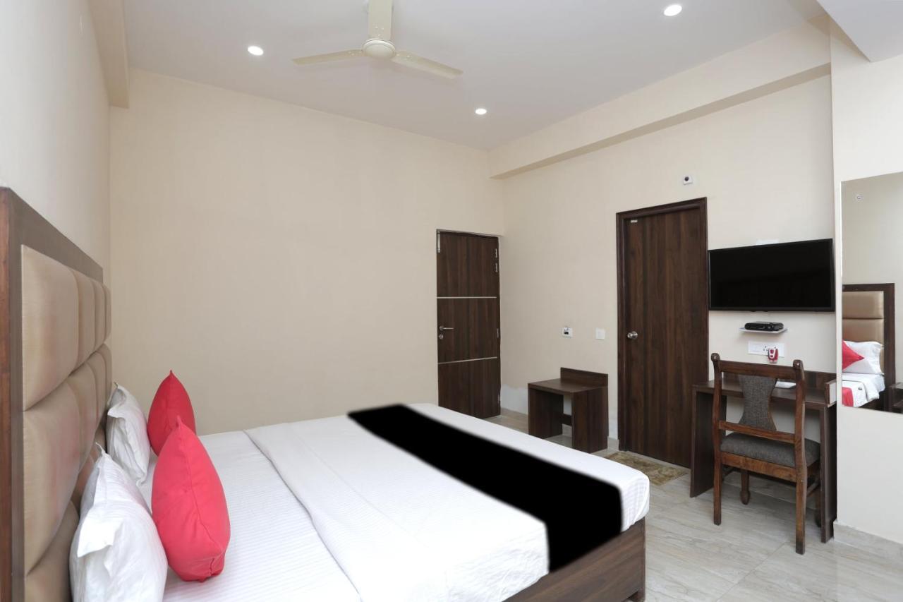 Capital O 37423 Golden Leaf Hotel Dehradun Bagian luar foto