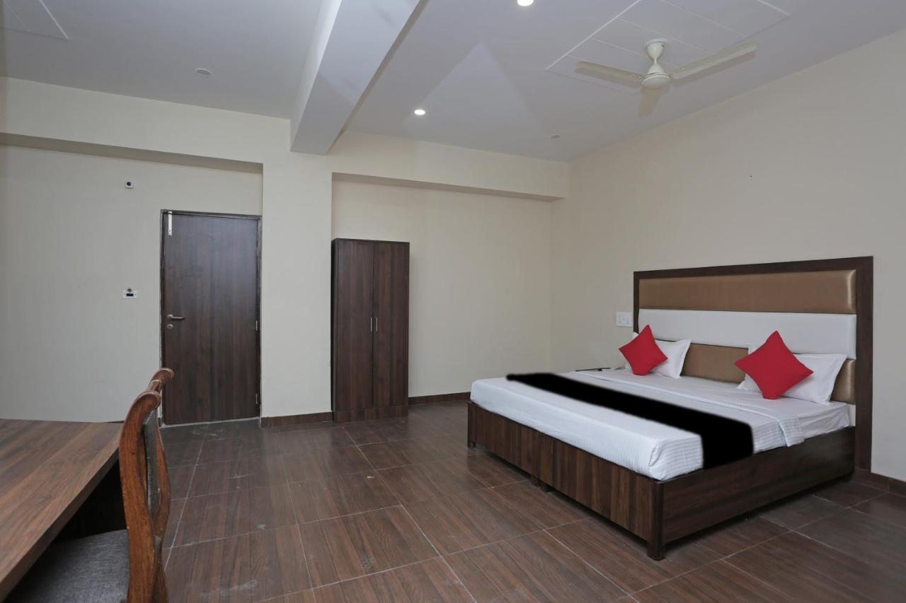 Capital O 37423 Golden Leaf Hotel Dehradun Bagian luar foto