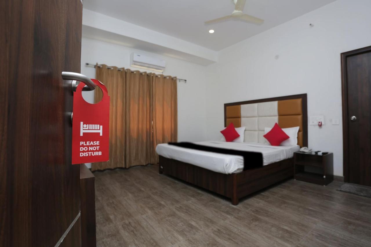 Capital O 37423 Golden Leaf Hotel Dehradun Bagian luar foto